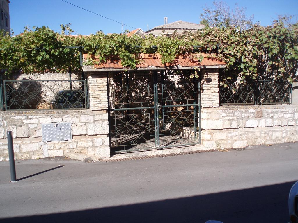 Apartment House Vitaic Supetar Exterior photo